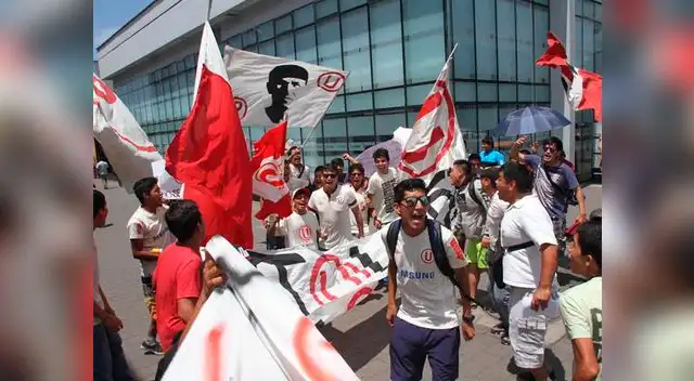 Hinchas de Universitario de Deportes hicieron plantón en la Sunat de Trujillo