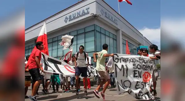 Hinchas de universitario apoyan a su equipo desde Trujillo