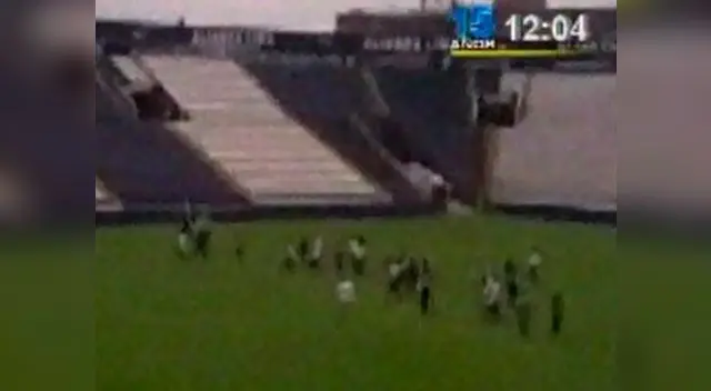 Alianza Lima: mira cómo ingresaron los barristas de Comando Sur al gramado de Matute Alianza Lima: mira cómo ingresaron los barristas de Comando Sur al gramado de Matute