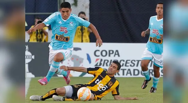 Ávila lucha por conseguir el balón.
