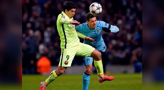 Luis Suárez disputa un balón con Martín Demichelis en el Manchester City vs. Barcelona por Champions.