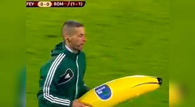 El árbitro asistente recoge el plátano gigante lanzado a Gervinho. El árbitro asistente recoge el plátano gigante lanzado a Gervinho.