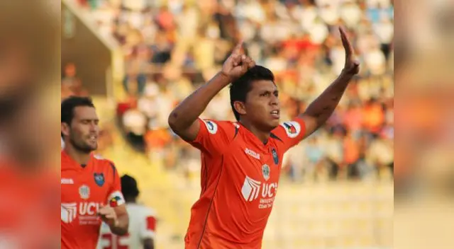 Rinaldo Cruzado celebra el segundo gol para los 'poetas'