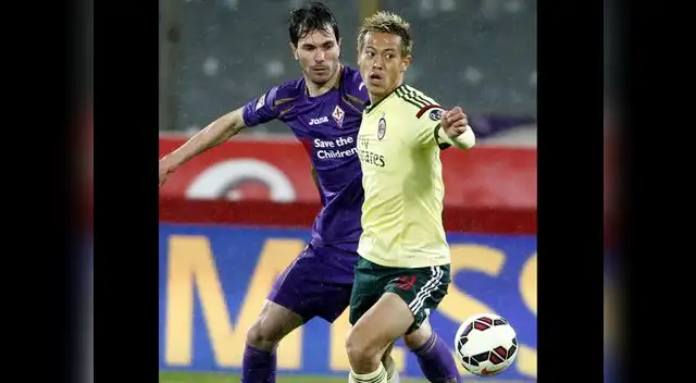 Fiorentina vs. AC Milan: José María Basanta disputa un balón con Keisuke Honda.