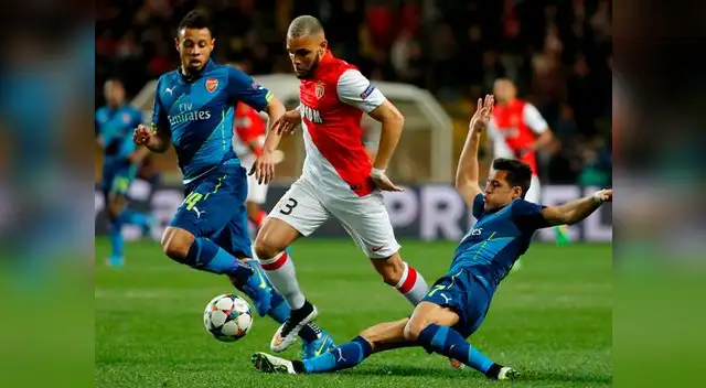 AS Monaco vs. Arsenal: Kurzawa deja atrás a Alexis Sánchez y Francis Coquelin.