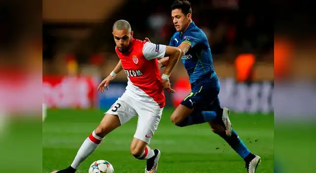 AS Monaco vs. Arsenal: Kurzawa disputa el balón con Alexis Sánchez.