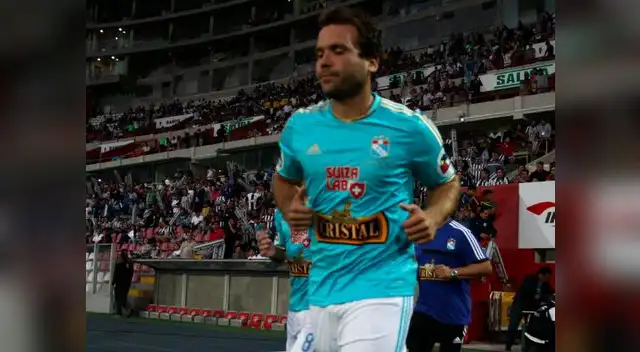 Renzo Revoredo debutó en Sporting Cristal en el 2003. Renzo Revoredo debutó en Sporting Cristal en el 2003.