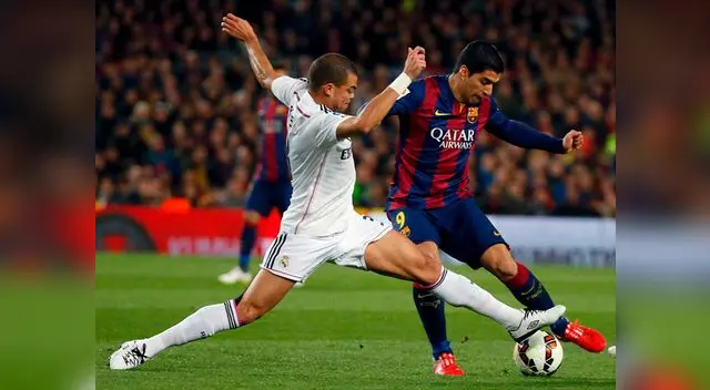 Barcelona vs. Real Madrid: Luis Suárez intenta un remate ante la marca de Pepe. Barcelona vs. Real Madrid: Luis Suárez intenta un remate ante la marca de Pepe.