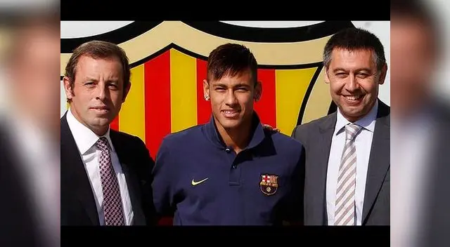 Neymar es presentado como nuevo fichaje del Barcelona por Josep María Bartomeu y Sandro Rosell. Neymar es presentado como nuevo fichaje del Barcelona por Josep María Bartomeu y Sandro Rosell.