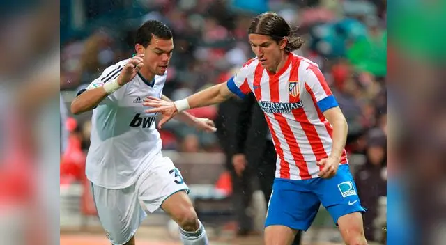 Filipe Luis, con la camiseta del Atlético Madrid en un derbi ante el Real por la Liga BBVA.