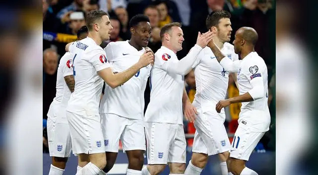Inglaterra vs. Lituania: Wayne Rooney se abraza con sus compañeros tras anotar el primero del partido. Inglaterra vs. Lituania: Wayne Rooney se abraza con sus compañeros tras anotar el primero del partido.