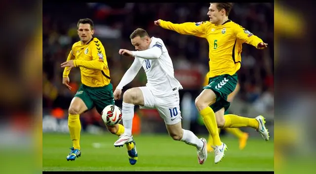 Inglaterra vs. Lituania: Wayne Rooney se escapa de la marca de dos rivales. Inglaterra vs. Lituania: Wayne Rooney se escapa de la marca de dos rivales.