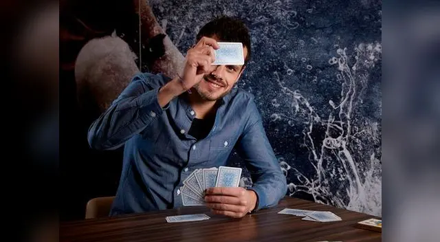 El suizo Tranquillo Barnetta gusta de jugar cartas.
