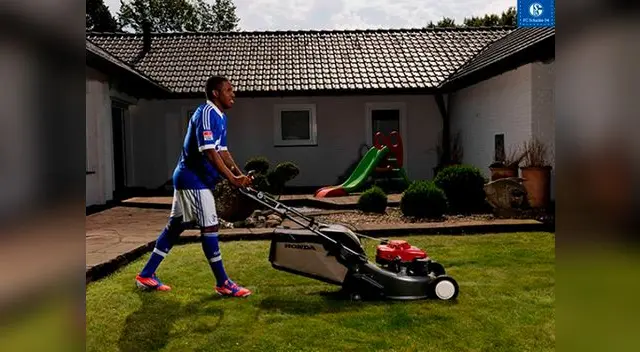Jefferson Farfán gusta de podar el césped en sus tiempos libres.