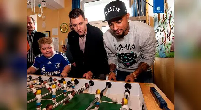El hobbie de Kevin Prince Boateng es jugar fútbol de mano.