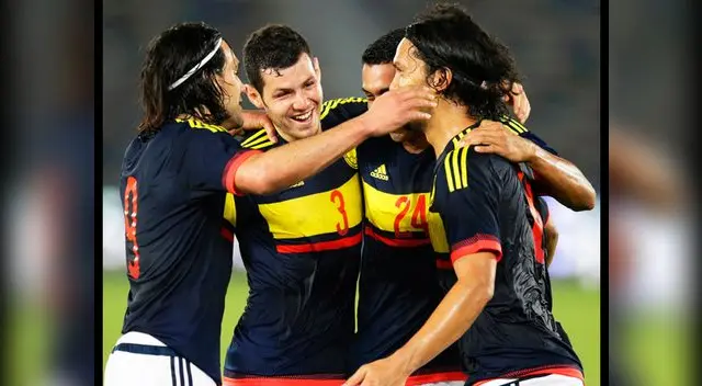 Colombia vs. Kuwait: Abel Aguilar celebra su gol con Falcao y sus otros compañeros.