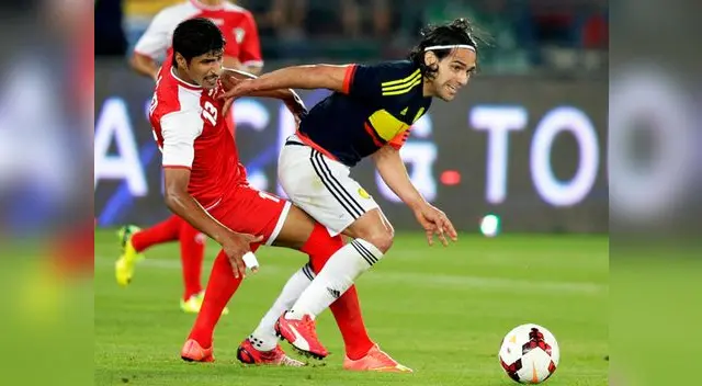 Colombia vs. Kuwait: Radamel Falcao se escapa de la marca de un rival.