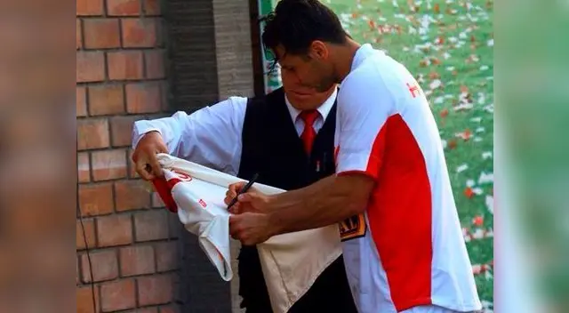 Selección Peruana: Claudio Pizarro apareció firmando una camiseta crema. 