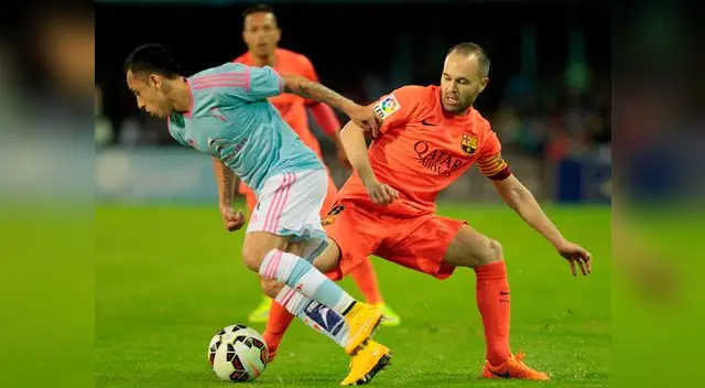 Barcelona vs. Celta: Fabián Orellana se escapa de la marca de Andrés Iniesta. Barcelona vs. Celta: Fabián Orellana se escapa de la marca de Andrés Iniesta.