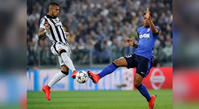 Juventus vs. Mónaco: Arturo Vidal busca quedarse con el balón ante Anthony Martial.