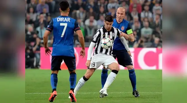 Juventus vs. Mónaco: Álvaro Morata disputa el balón ante dos rivales monegascos.