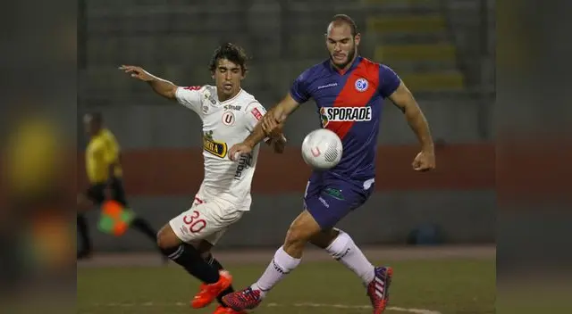Universitario vs. Deportivo Municipal: Juan Diego Gutiérrez disputa un balón con Adrián Zela.