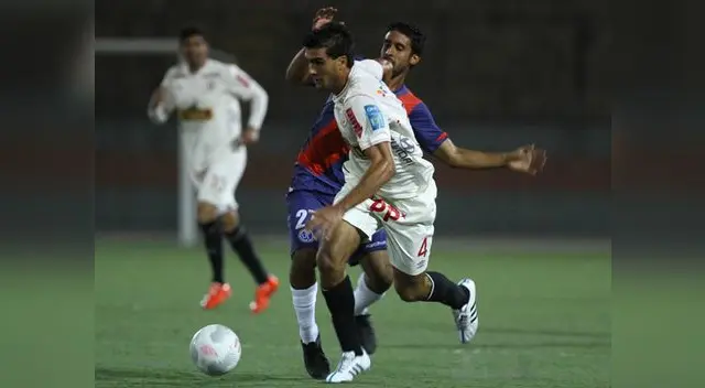 Universitario vs. Deportivo Municipal: Álvaro Ampuero intenta escaparse de un rival.