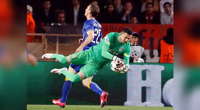 Subasic atrapa el balón tras un buen pase de Pirlo.