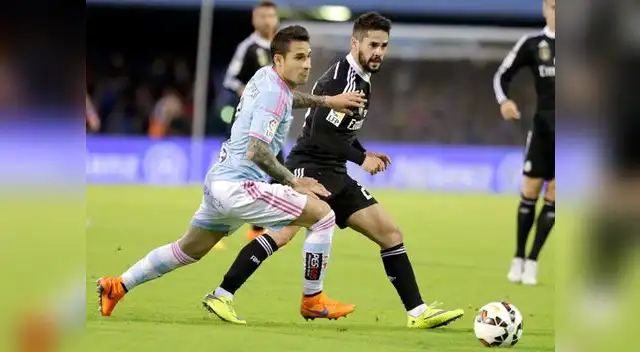 Real Madrid vs. Celta de Vigo: Isco ensaya un pase ante la marca de un rival.