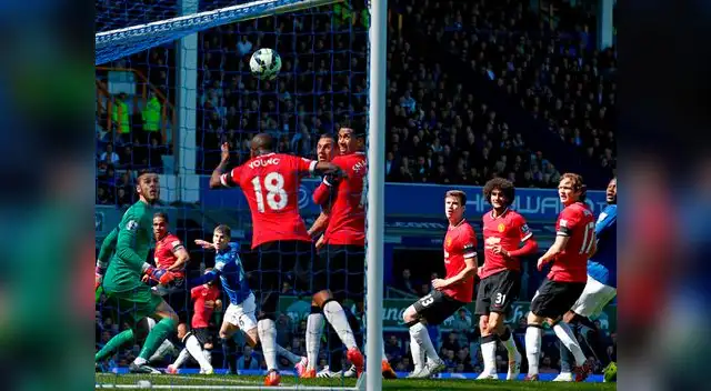 Premier League: el segundo gol del Everton, Stones le gana el vivo a Fellaini. 