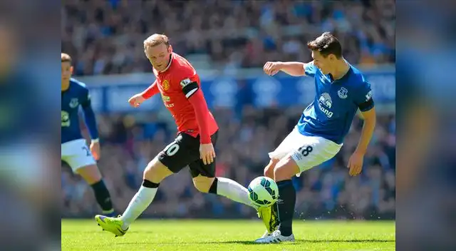 Premier League: Rooney pelea el balón con el defensor del Everton, pero el Manchester United perdió. 