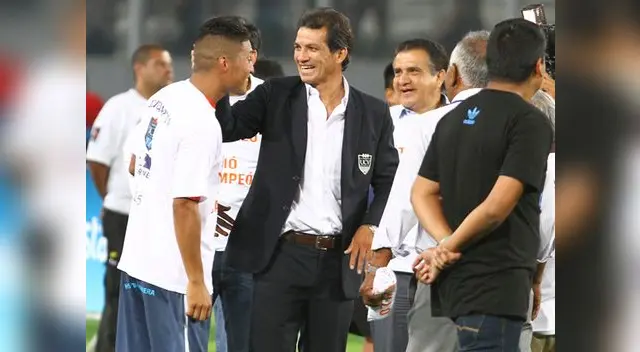 Franco Navarro celebra el título junto a Daniel Chávez.