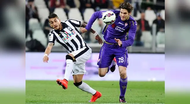 Juventus vs. Fiorentina: Roberto Pereyra disputa el balón con Marcos Alonso.