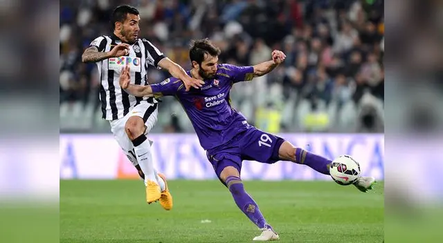 Juventus vs. Fiorentina: Jose Basanta ensaya un remate ante Carlos Tévez.