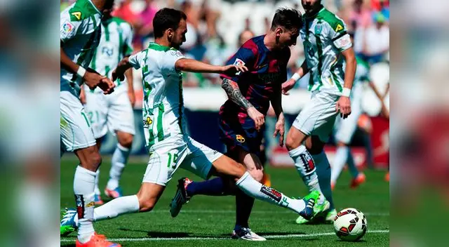 Córdoba vs. Barcelona: Lionel Messi pelea el balón en partido por la Liga BBVA. 