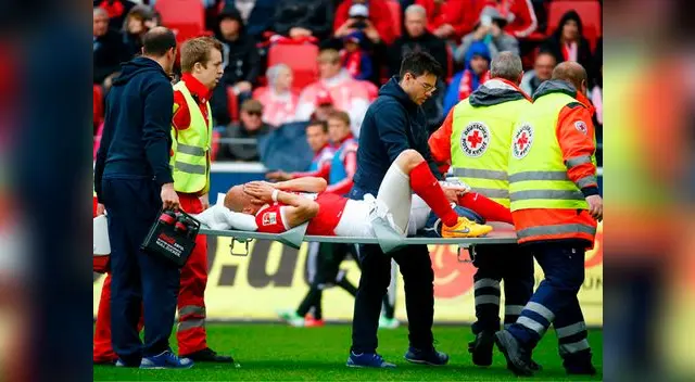 Elkin Soto es conducido de emergencia por los paramédicos del estadio. Elkin Soto es conducido de emergencia por los paramédicos del estadio.