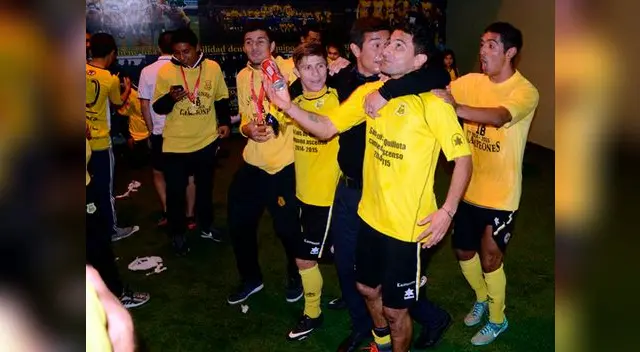 Cris Martínez celebra el título junto a sus compañeros.