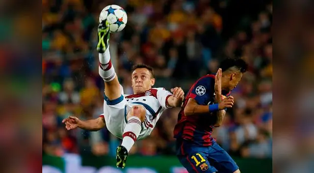Barcelona vs. Bayern Múnich: Rafinha ensaya una chalaca para despejar ante presencia de Neymar. Barcelona vs. Bayern Múnich: Rafinha ensaya una chalaca para despejar ante presencia de Neymar.