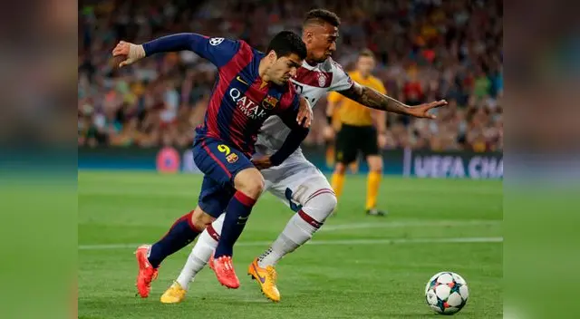 Barcelona vs. Bayern Múnich: Luis Suárez disputa un balón con Boateng en plena carrera. Barcelona vs. Bayern Múnich: Luis Suárez disputa un balón con Boateng en plena carrera.