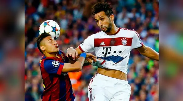 Barcelona vs. Bayern Múnich: Neymar disputa un balón con Benatia. Barcelona vs. Bayern Múnich: Neymar disputa un balón con Benatia.