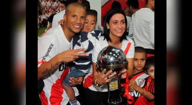 Carlos Sánchez y su esposa en la celebración por el título de la Copa Sudamericana 2004. Carlos Sánchez y su esposa en la celebración por el título de la Copa Sudamericana 2004.