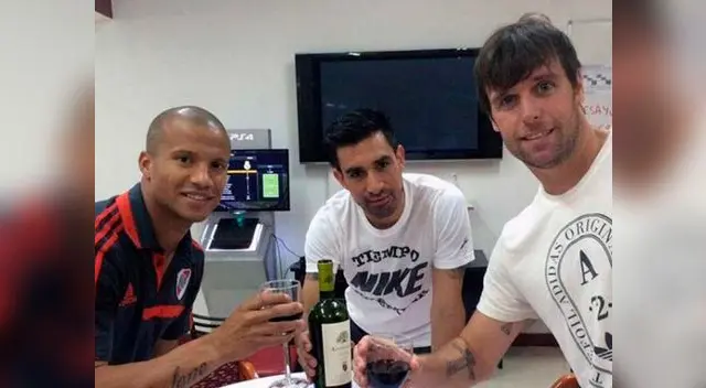 Fernando Cavenaghi compartiendo un brindis con Carlos Sánchez y Ariel Rojas. Fernando Cavenaghi compartiendo un brindis con Carlos Sánchez y Ariel Rojas.