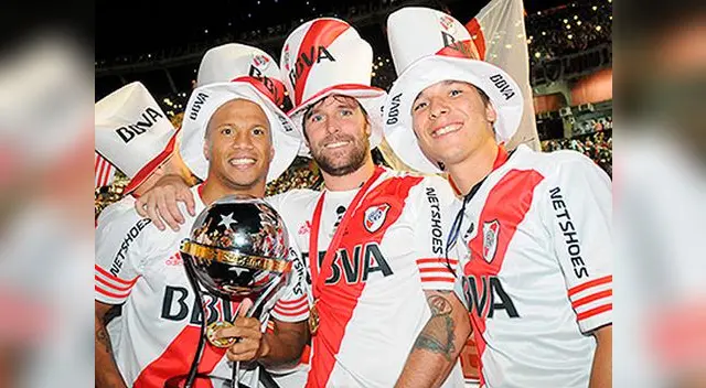 Fernando Cavenaghi y Carlos Sánchez celebrando el título de la Copa Sudamericana. Fernando Cavenaghi y Carlos Sánchez celebrando el título de la Copa Sudamericana.