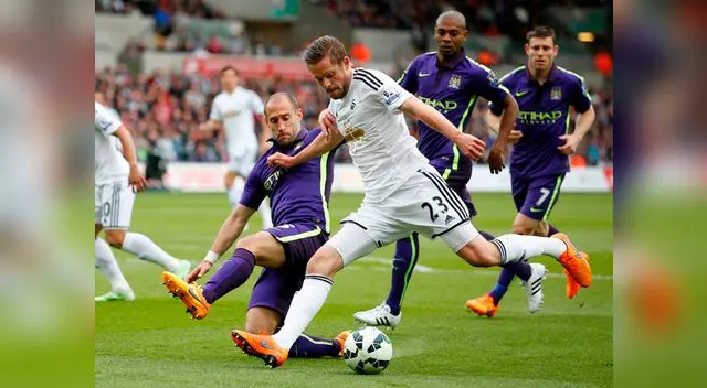 Swansea vs. Manchester City: Pablo Zabaleta se barre para evitar la entrada al área del jugador 'cisne'.