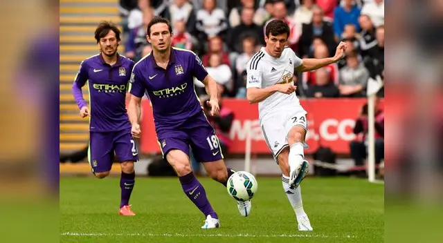 Swansea vs. Manchester City: Frank Lampard en busca del balón en partido por Premier League. 