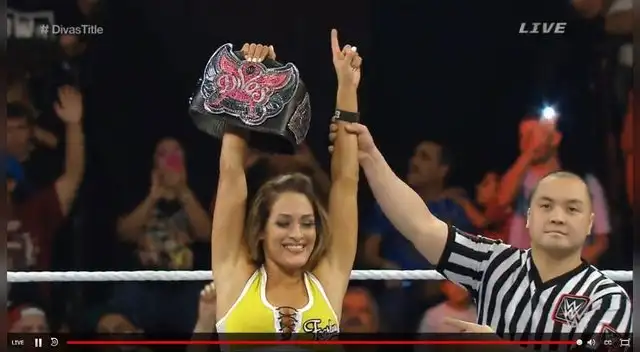 Nikki Bella retuvo su título de la Divas al vencer a Paige y Naomi.