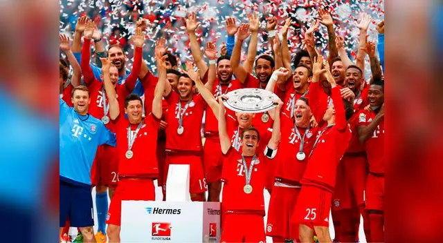 Bayern Munich con Claudio Pizarro celebra el título tras vencer 2-0 al Mainz 05. Bayern Munich con Claudio Pizarro celebra el título tras vencer 2-0 al Mainz 05.