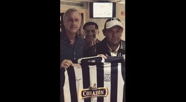 Alianza Lima: Johan Cruyff y Hugo Sotil posaron con la camiseta "blanquiazul" en España Alianza Lima: Johan Cruyff y Hugo Sotil posaron con la camiseta "blanquiazul" en España
