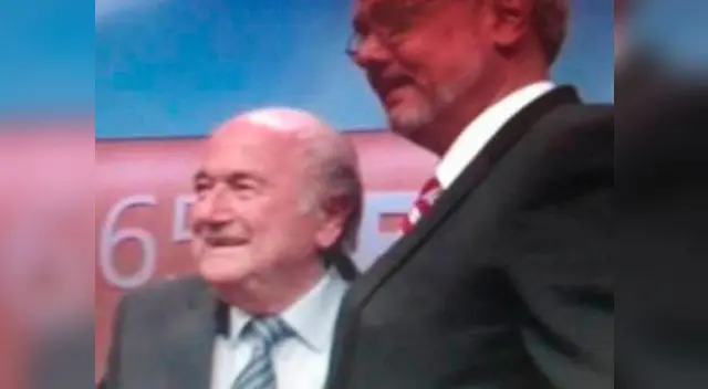 Elecciones FIFA: Manuel Burga saludó al reelecto presidente Joseph Blatter en Zúrich Elecciones FIFA: Manuel Burga saludó al reelecto presidente Joseph Blatter en Zúrich