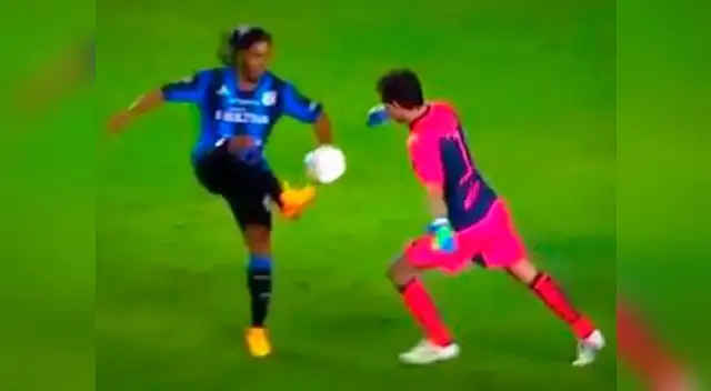 Ronaldinho, en el momento exacto, en que le quita el balón a Agustín Marchesín.